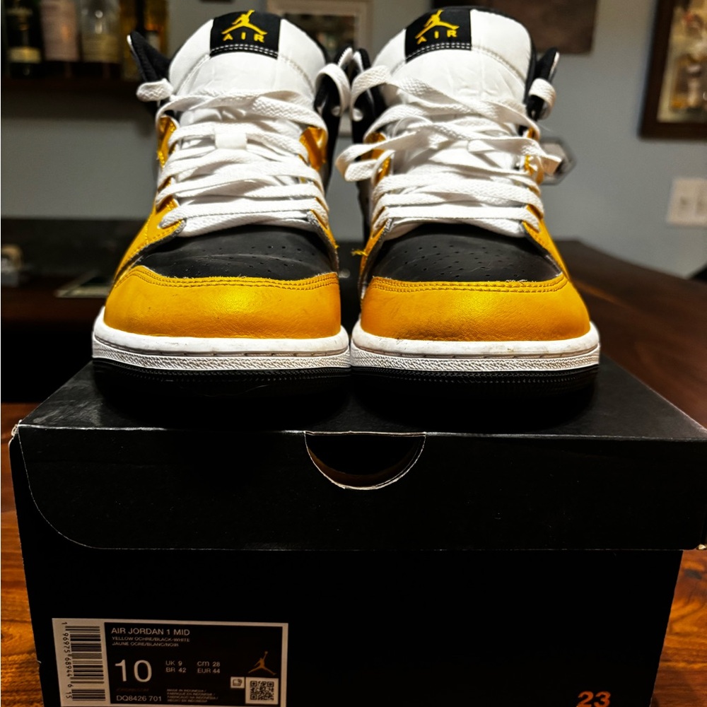 Jordan 1 Mid Black/Gold